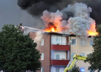 Kraftig brand i flerfamiljshus – VMA utfärdat
