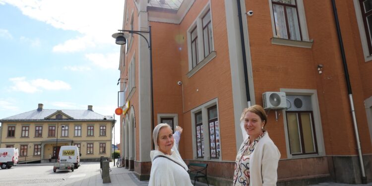 Kommunstyrelsens ordförande Ylva Pettersson och kommundirektör Linda Esseholt Hermansson vid stationen i Skara