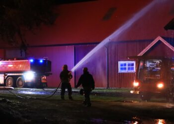 Ladugård fattade eld utanför Skara