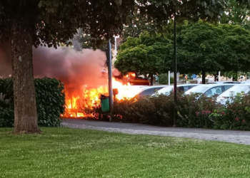 Kommunbilar förstördes i bränder – Personer sprang från platsen