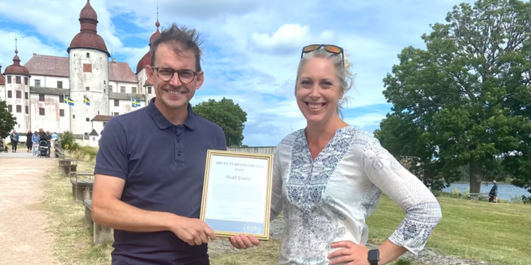 Fredrik Holmdahl Krall Event mottar utmärkelsen "Årets Turismföretag 2021" av Anna Ohlin Ek, vd Destination Läckö-Kinnekulle AB - Pressbild