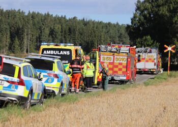 Kvinna död efter allvarlig olycka – personbil fattade eld efter krock med tåg