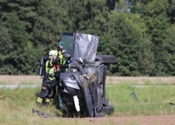 Trafikolycka utanför Larv – personbil voltade av vägen