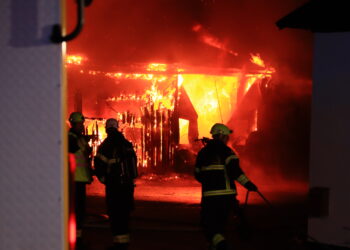 Maskinhall totalförstördes i våldsam brand utanför Larv