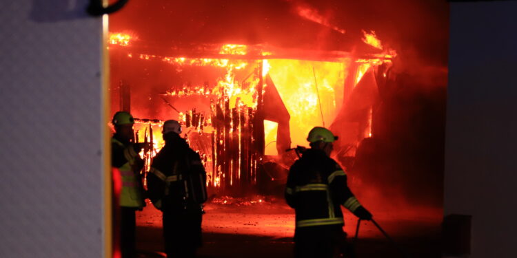 Maskinhall totalförstördes i våldsam brand utanför Larv