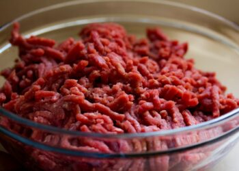 Höga matpriser avgörande när var tredje minskar på köttet i jul