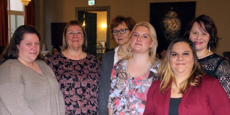 En glad skara undersköterskor firar sin examen tillsammans med sin lärare efter 1, 5 års utbildning. FOTO: Pressbild