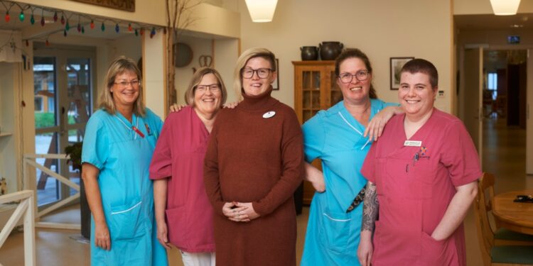 Helena Höiås Edlund, Eva Augustsson, Caroline Wall, Mona Larsson och Gabriella Bjuke från demensboendet Södergård i Vara är först med att få diplomeringen Stjärnmärkt som visar att personalen har fördjupad kunskap om bland annat demenssjukdomar.