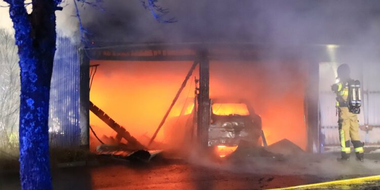 Garagelänga totalförstördes efter brand i Falköping