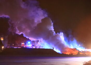 Mindre garage totalförstördes efter brand utanför Vedum