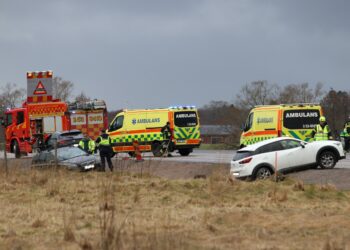 Tre bilar var inblandade i olycka på E20