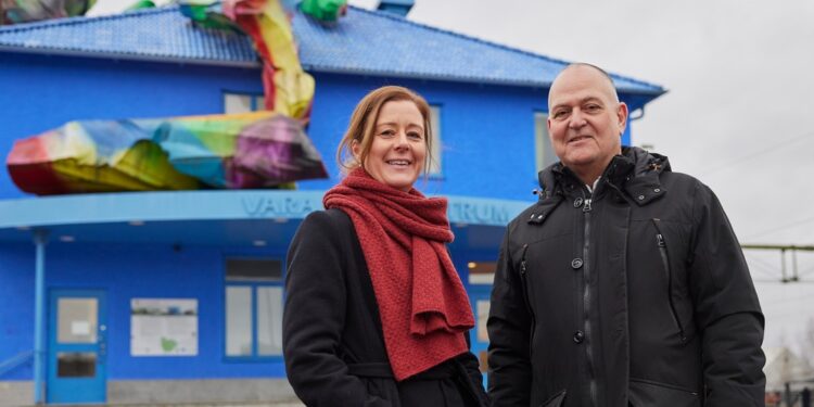 Håkan Olsson, enhetschef för Arbete, sysselsättning och integration och Jessica Bredenberg, biträdande socialchef, ser fram emot att öppna dörren till socialförvaltningens nya satsning Öppen station.