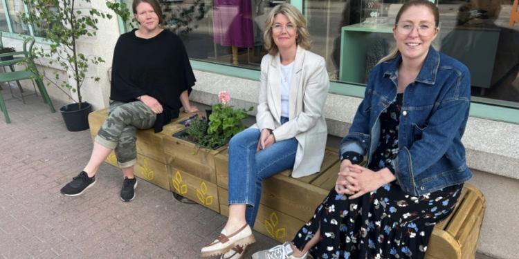 Mikaela Happe, gatu- och parkenheten, Jessica Lundmark, ordförande för Köpmännen i Vara småstad och Beatrice Karlsson, kommunutvecklare./ Pressbild
