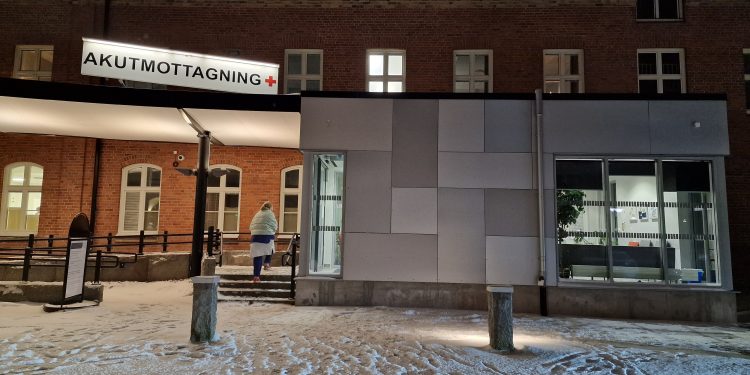 BILDEXTRA: Personalen samlas för att släcka skylten till akutmottagningen