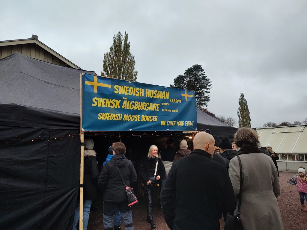 Försäljning på julmässan hos Hellekis Säteri