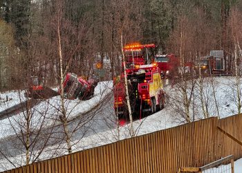 Bärgningsarbete av lastbil blockerade väg