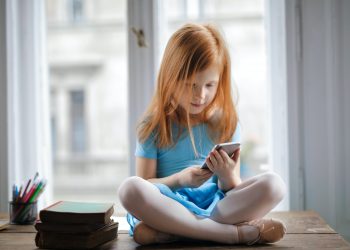 Barn som håller i telefon