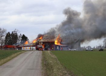Lantbruksbyggnad i lågor.
