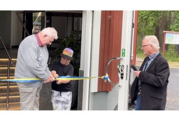 Ett generationsöverbryggande bandklipp utfördes av unge Valdemar Wessman och hans gammelfarfar Jan Andersson. Th bygdegårdsföreningens ordförande Kjell Eriksson.