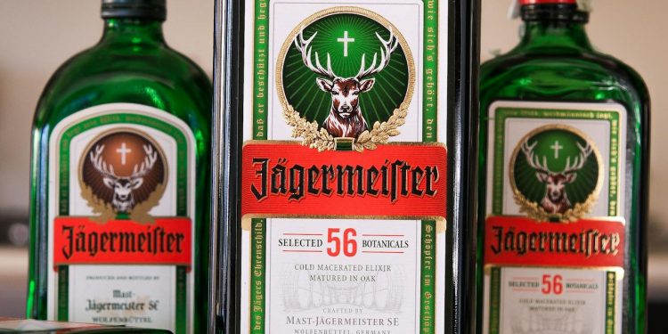 Bild av Berkan Can: https://www.pexels.com/sv-se/foto/narbild-av-flaskor-av-jagermeister-25054049/