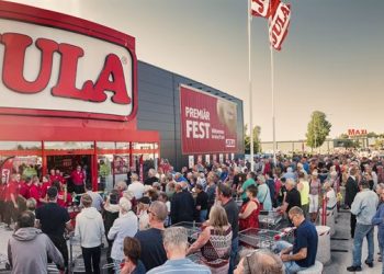 Stor folkmassa utanför Jula-butik, personal i rött tar emot besökare.