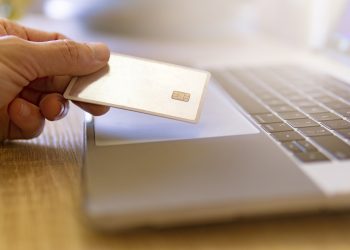 Såg annonsen från klädjätten, betalade – tog bara pengarna