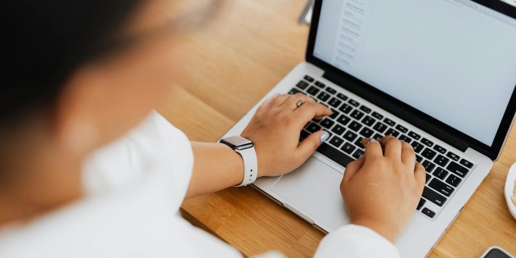 Kvinna som sitter framför datorn med en e-posttjänst