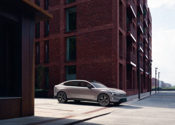 Volvo Cars ES90 mellan två byggnader