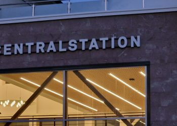 Man slagen i ansiktet vid resecentrum