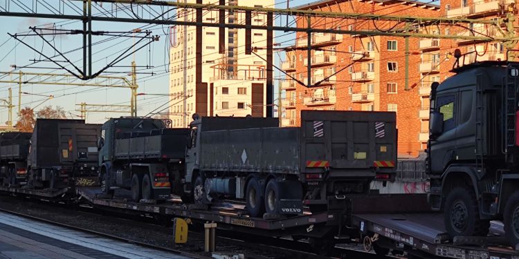 JUST NU: Militärkonvoj på rälsen