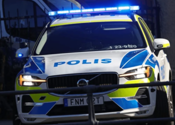 Polisbil med blåljus på