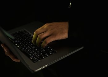 Bild på en laptop som illustrerar en hackare med läckta uppgifter från Pornhub
