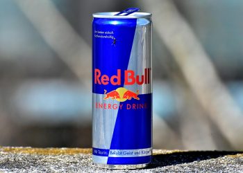 En burk red bull med 80 milligram koffein