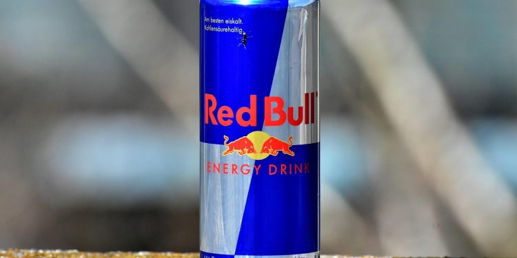 En burk red bull med 80 milligram koffein
