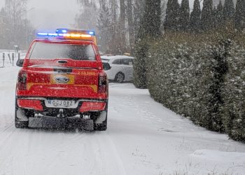 Taxi körde in i stenmur – en till sjukhus