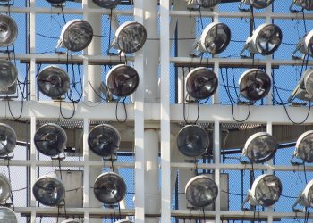 Riktade lampa mot annans bostad – nekar till brott