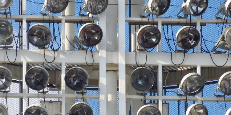 Riktade lampa mot annans bostad – nekar till brott
