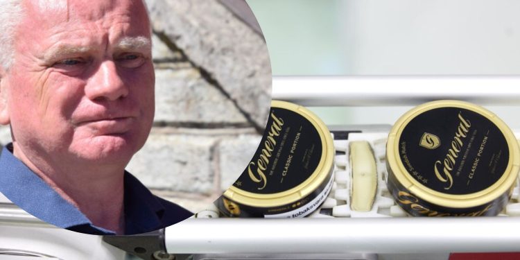 Pär Johnson (L) och snus