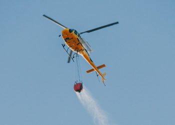 Stockbild helikopter vattenbombar