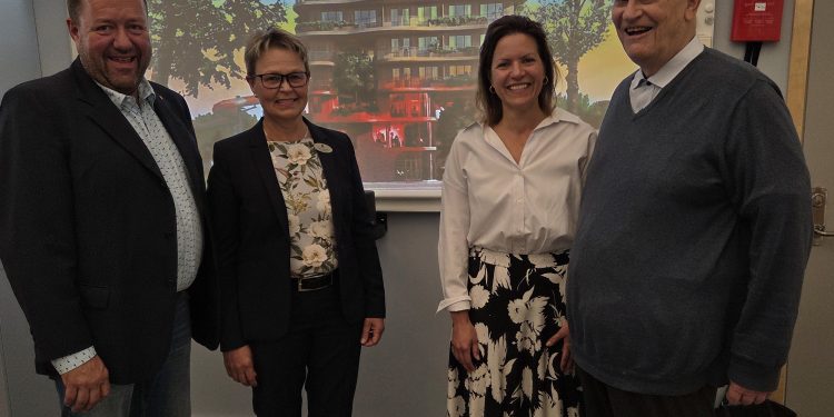 Fredrik Nelander, oppositionsråd, Anna Cederqvist, kommundirektör, Gabriela Bosnjakovic, kommunalråd, och Roger Akelius, entreprenör. Foto: Vara kommun