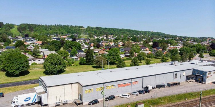 Arla avvecklar import- och packningsanläggningen på Göteborgsvägen i Falköping men behåller Osthuset på Energigatan, där svenskproducerade hårdostar från Arla fortsatt kommer att lagras och vaxas. Foto: Arla
