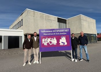 JAMP Fastigheters företrädare framför Sparhuset där Lidl väntas öppna