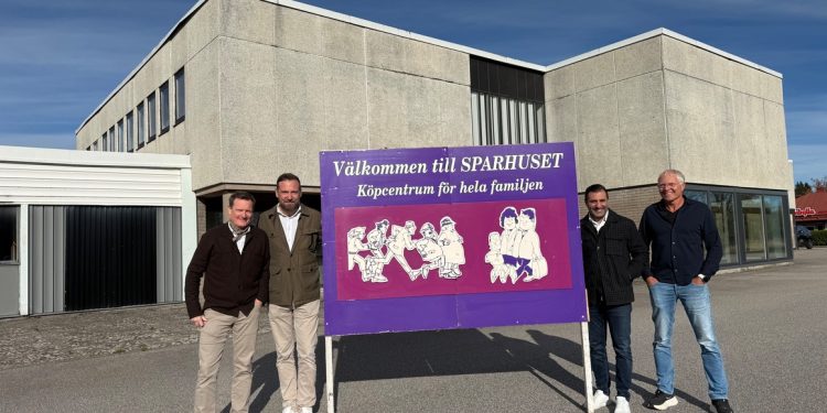 JAMP Fastigheters företrädare framför Sparhuset där Lidl väntas öppna